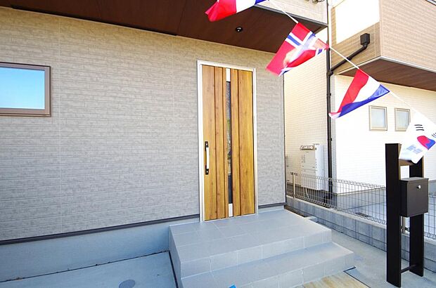 玄関はいわばその邸宅の顔です。だからこそ、迎賓のためにしつらえを細部まで施しました。