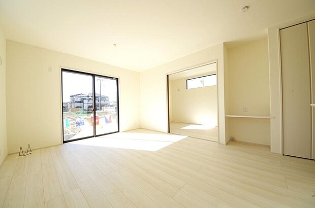 明るい陽光が差し込み開放的なリビング　ダイニングを演出し、ゆとりある空間はご満足いただけます。