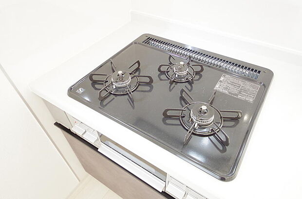 三ツ口コンロはＳｉセンサーが組み込まれています。長時間の使用の際にセンサーが自動でストップします。