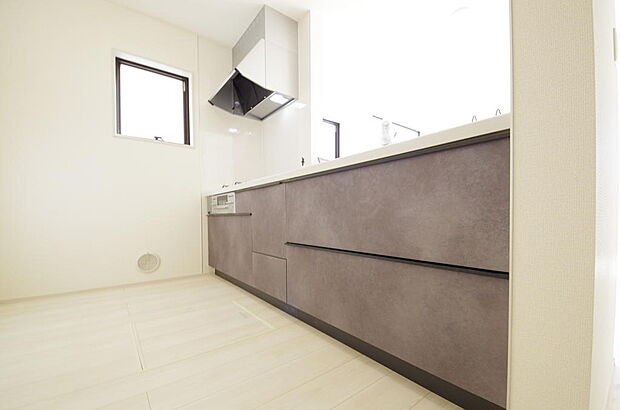 収納豊富で、日々のお料理から後片付けまで快適に、はかどるキッチンです。