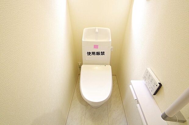 少ない水を有効に使って、汚れも効率よく洗浄します。便器は奥までふちのない掃除がしやすい形状です。