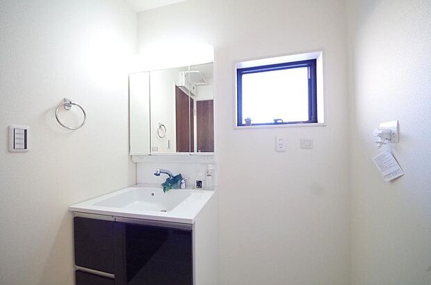 家族全員で利用するパブリックスペースとなりますので、鏡周りの収納ですっきり洗面台がご利用いただけます