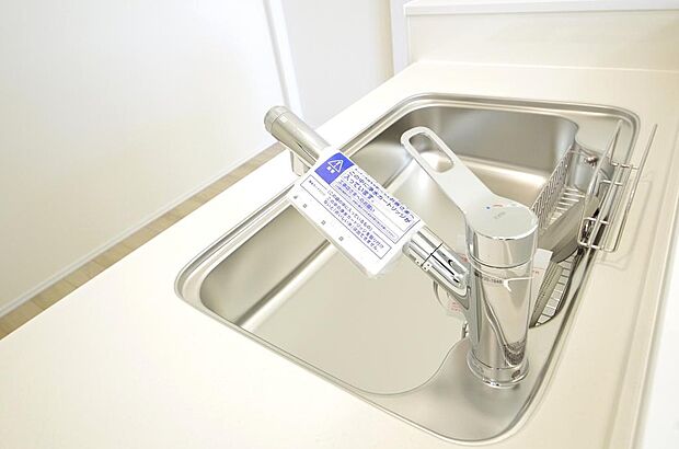 レバー操作一つで水量、温度も調節可能です。また、蛇口には浄水カートリッジも内蔵可能です。