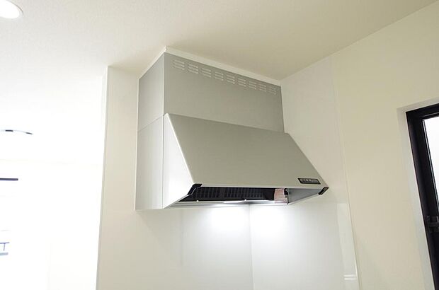 キッチン上部には、スッキリとしたスリム型レンジフードが標準装備されております。