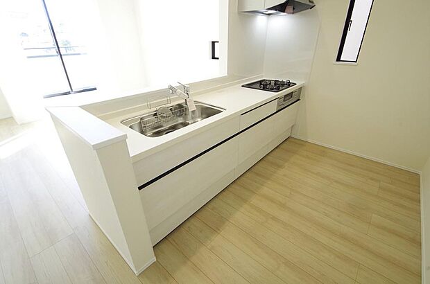 キッチンには耐久性が高く、お手入れも簡単で人工大理石トップを採用して、キッチンを優雅に演出しました。