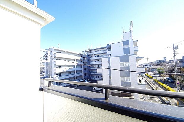 陽光あふれるバルコニーは、たくさんの光を浴びることができるのでお洗濯物やお布団もしっかり干せます。