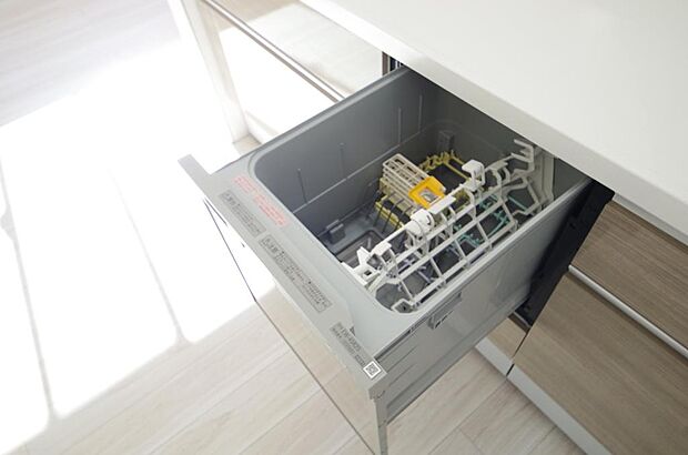 食器の出し入れがしやすいスライド収納タイプの食器洗い乾燥機です。また、節水効果にも優れています。