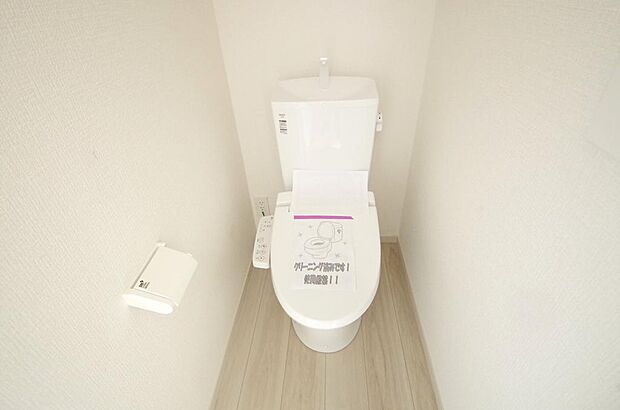 少ない水を有効に使って、汚れも効率よく洗浄します。便器は奥までふちのない掃除がしやすい形状です。