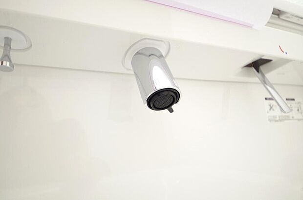 洗面台の給水口はホースが伸びるので朝シャン出来ます。シングルレバーでお湯の温度も楽々調整出来ます。