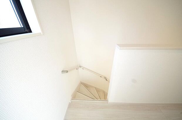 階段には手すりを標準装備することで、お子様やご高齢者の安全性にも配慮しております。