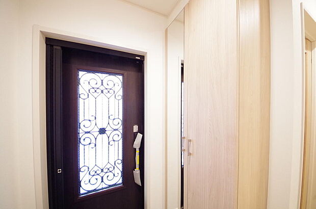 棚板が多く、沢山の靴が収納可能。棚板は稼働可能ですのでブーツやヒールの高い靴も収納でき便利です。