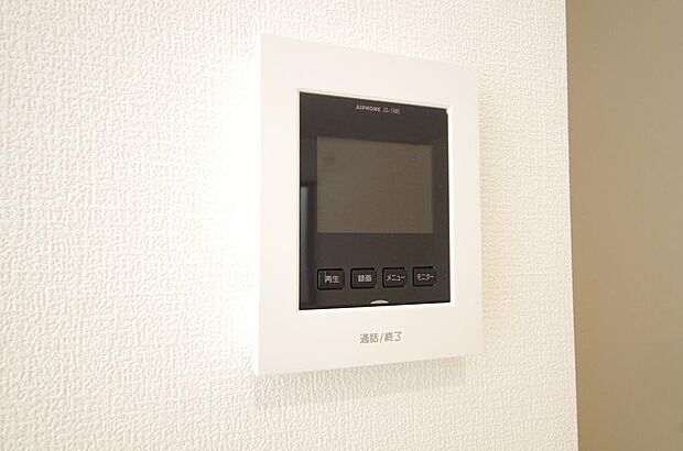 来訪者を映像と音声で確認可能なので、煩わしいセールスにも住戸内で対話可能です。