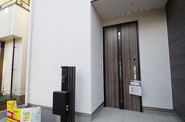 玄関はいわばその邸宅の顔です。だからこそ、迎賓のためにしつらえを細部まで施しました。