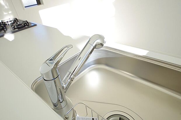 レバー操作一つで水量、温度も調節可能です。また、蛇口には浄水カートリッジも内蔵可能です。