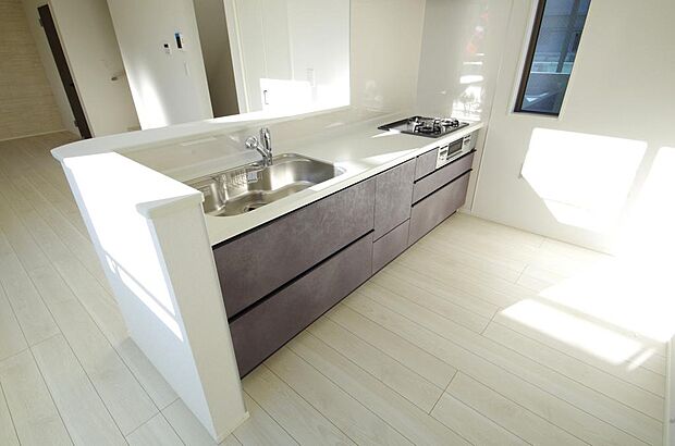 キッチンには耐久性が高く、お手入れも簡単で人工大理石トップを採用して、キッチンを優雅に演出しました。