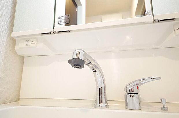 洗面台の給水口はホースが伸びるので朝シャン出来ます。シングルレバーでお湯の温度も楽々調整出来ます。