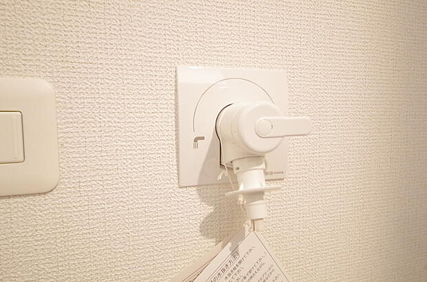 洗濯機用の給水口には蛇口ではなく、全自動洗濯機が設置できる専用の給水口が設置されております。