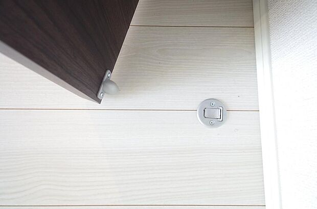 マグネット式の戸当たりの為、使っていない時は床との段差が殆どありません。掃除機をかける時に便利です。　建具