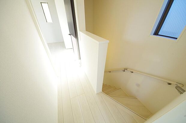 階段には手すりを標準装備することで、お子様やご高齢者の安全性にも配慮しております。