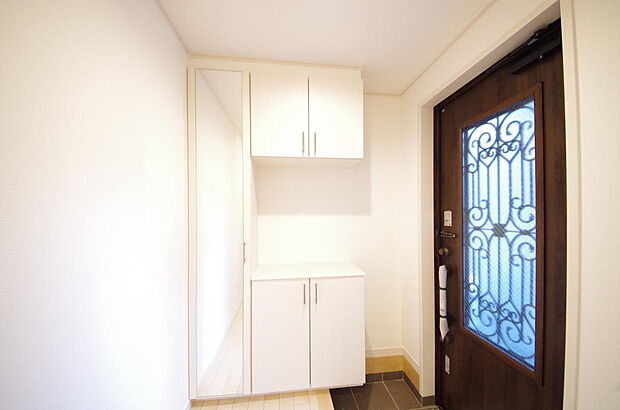 棚板が多く、沢山の靴が収納可能。棚板は稼働可能ですのでブーツやヒールの高い靴も収納でき便利です。