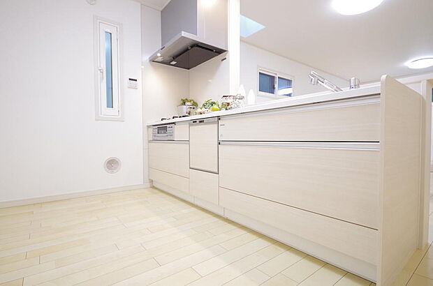 リビング　ダイニング全体が見渡せるキッチンは、リビングのお子様の様子を見守りながら家事ができます。