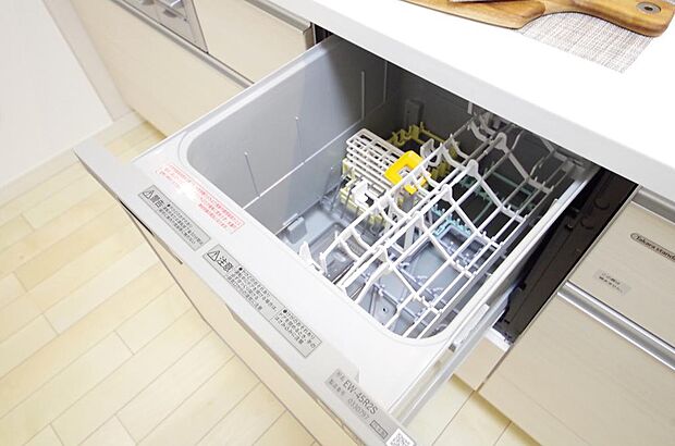 食器の出し入れがしやすいスライド収納タイプの食器洗い乾燥機です。また、節水効果にも優れています。