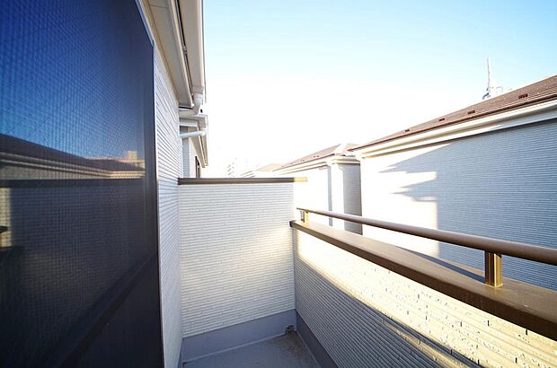 陽光あふれるバルコニーは、たくさんの光を浴びることができるのでお洗濯物やお布団もしっかり干せます。