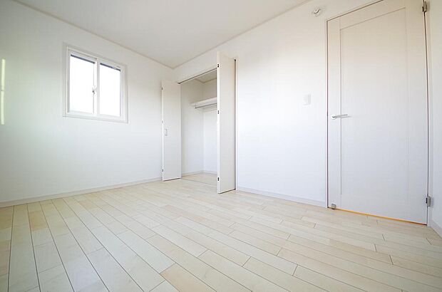 木の質感が優しい床材と豊富な収納が特徴的な、心に温かさを感じる内装です。