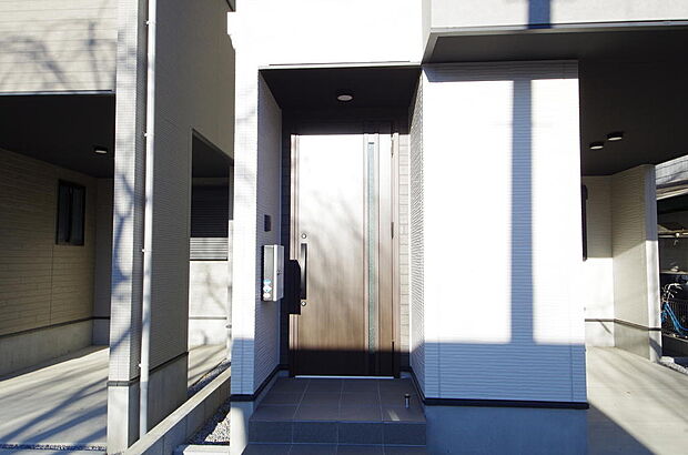 玄関はいわばその邸宅の顔です。だからこそ、迎賓のためにしつらえを細部まで施しました。