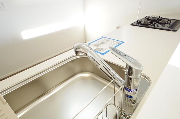 キッチンの水栓はホースが伸びますので、大きな鍋も楽に洗う事が出来ます。浄水器もビルトインです。