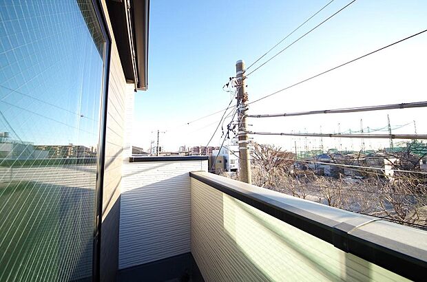 陽光あふれるバルコニーは、たくさんの光を浴びることができるのでお洗濯物やお布団もしっかり干せます。