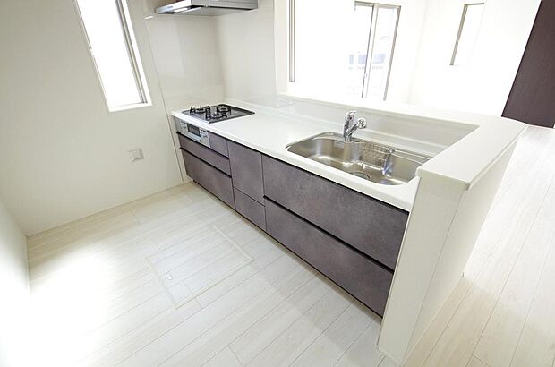 キッチンには耐久性が高く、お手入れも簡単で人工大理石トップを採用して、キッチンを優雅に演出しました。