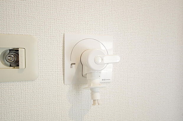 洗濯機用の給水口には蛇口ではなく、全自動洗濯機が設置できる専用の給水口が設置されております。