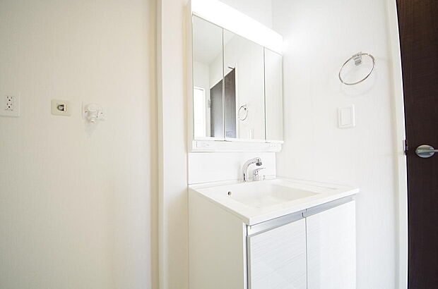 家族全員で利用するパブリックスペースとなりますので、鏡周りの収納ですっきり洗面台がご利用いただけます