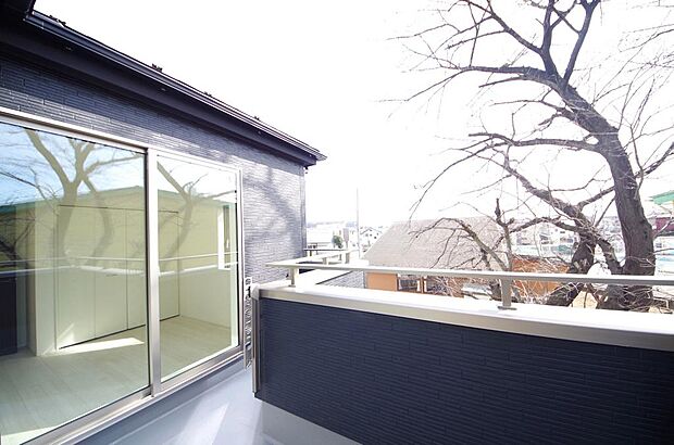 陽光あふれるバルコニーは、たくさんの光を浴びることができるのでお洗濯物やお布団もしっかり干せます。