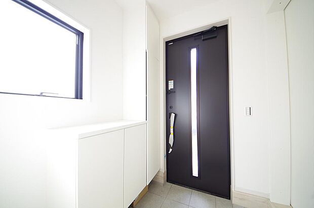 玄関を美しく整理できる収納量豊かなシューズインクロークです。高さの調整できる棚板を採用しております。