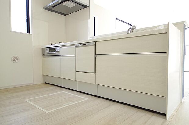 キッチンには耐久性が高く、お手入れも簡単で人工大理石トップを採用して、キッチンを優雅に演出しました。