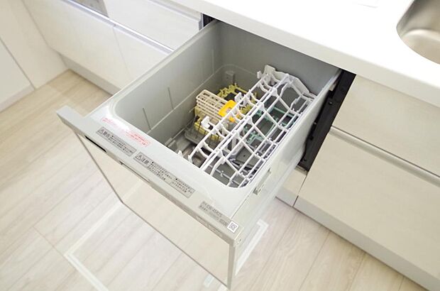 食器の出し入れがしやすいスライド収納タイプの食器洗い乾燥機です。また、節水効果にも優れています。