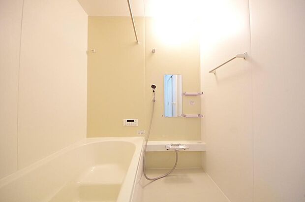 心地よい入浴タイムを追求した大きな浴槽とアクセントパネルで、より高級感が演出されます。