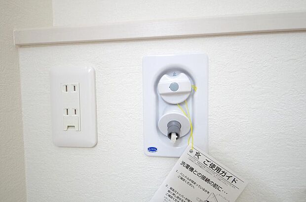 洗濯機用の給水口には蛇口ではなく、全自動洗濯機が設置できる専用の給水口が設置されております。
