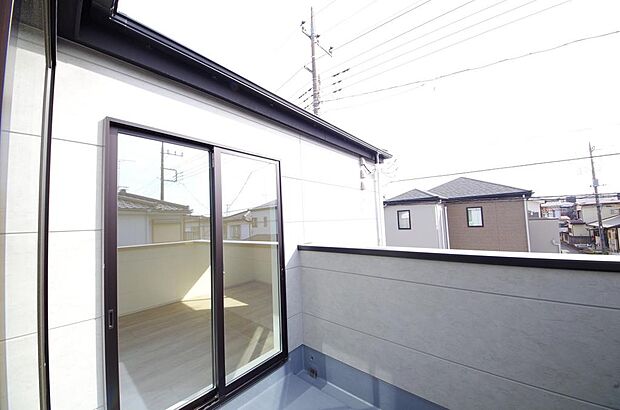 陽光あふれるバルコニーは、たくさんの光を浴びることができるのでお洗濯物やお布団もしっかり干せます。