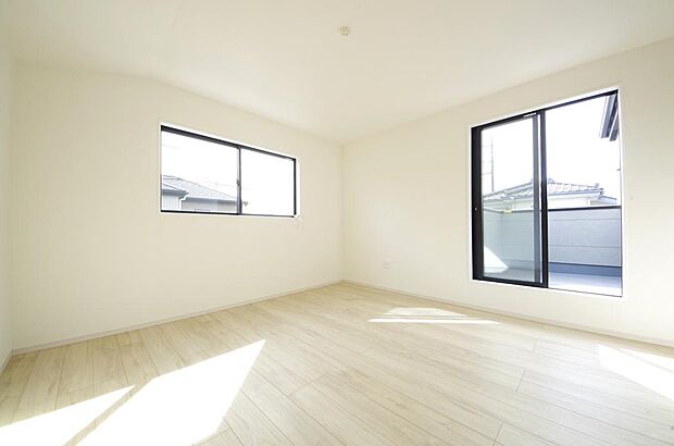 木の質感が優しい床材と豊富な収納が特徴的な、心に温かさを感じる内装です。