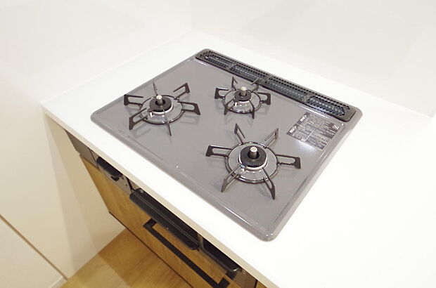 三ツ口コンロはＳｉセンサーが組み込まれています。長時間の使用の際にセンサーが自動でストップします。