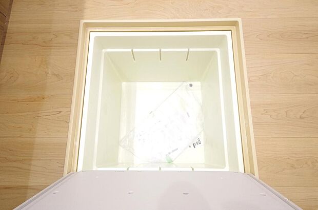 ミネラルウォーター、缶詰、非常食のストックに便利です。空間を有効に利用した収納です。