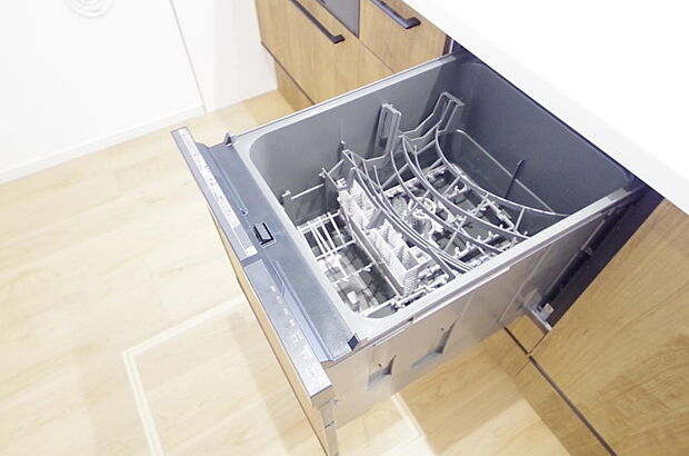 食器の出し入れがしやすいスライド収納タイプの食器洗い乾燥機です。また、節水効果にも優れています。