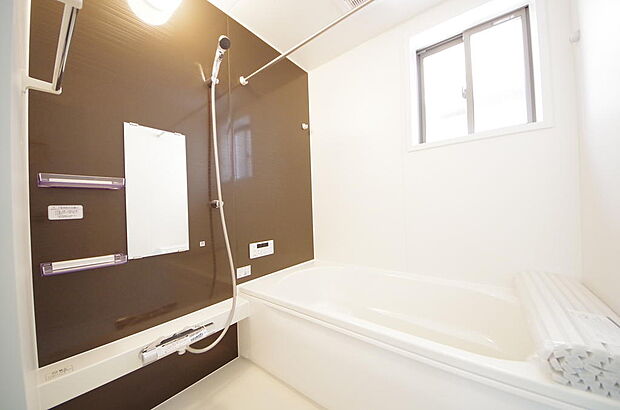 心地よい入浴タイムを追求した大きな浴槽とアクセントパネルで、より高級感が演出されます。