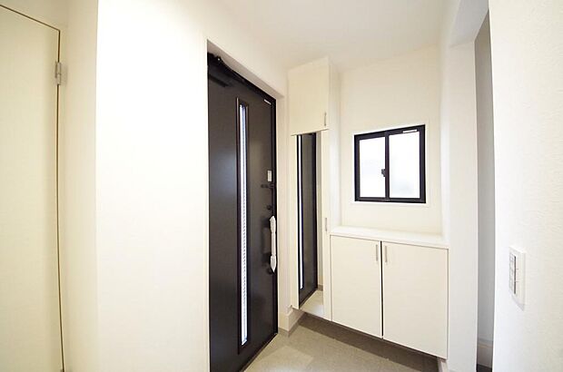 玄関を美しく整理できる収納量豊かなシューズインクロークです。高さの調整できる棚板を採用しております。