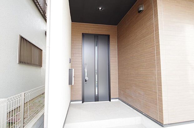 玄関はいわばその邸宅の顔です。だからこそ、迎賓のためにしつらえを細部まで施しました。