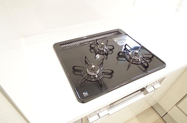 三ツ口コンロはSiセンサーが組み込まれています。長時間の使用の際にセンサーが自動でストップします。