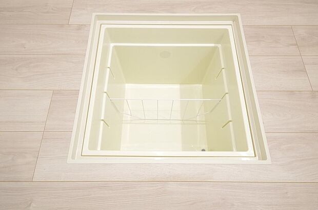 ミネラルウォーター、缶詰、非常食のストックに便利です。空間を有効に利用した収納です。